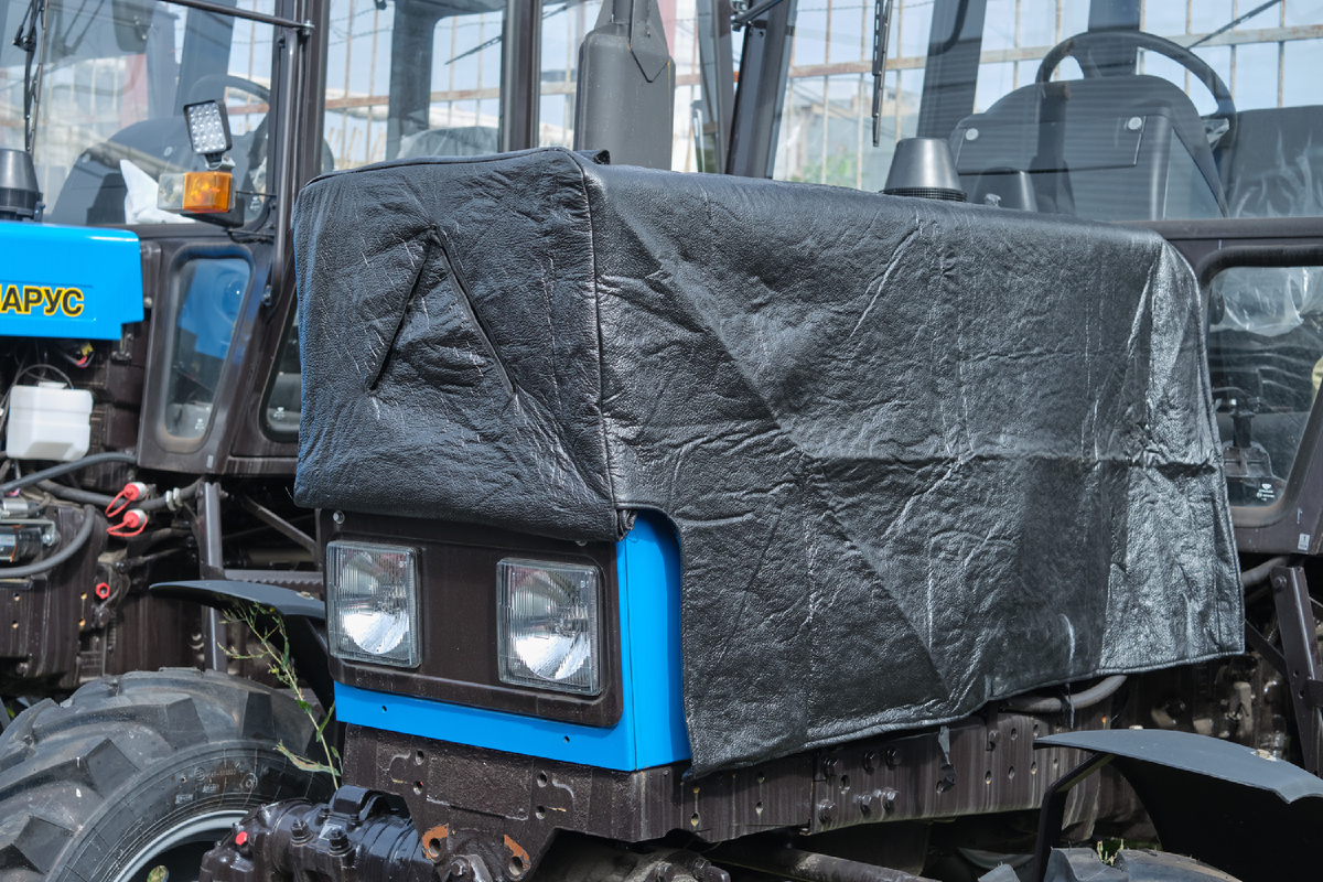 Пример: утеплитель (чехол) капота МТЗ-80/82 универсальный - подходит для тракторов с круглыми выносными фарами и с квадратными встроенными фарами
