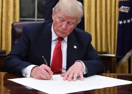    Трамп намерен выгнать из Центра Кеннеди мужчин в женском белье и потребовал от Маска проверить расходы Пентагона и Минобразования