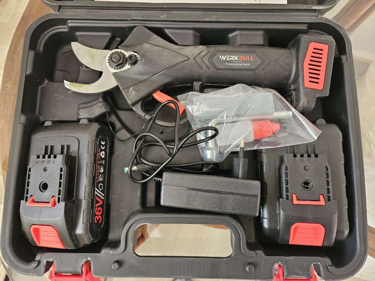 Наш аккумуляторный секатор