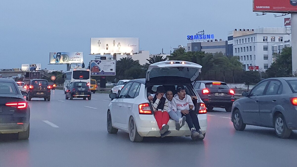 Молодёжь в багажнике авто в Тунисе