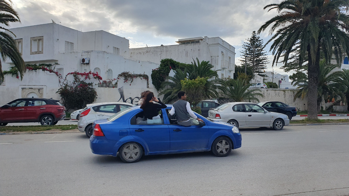 Молодёжь торчит из окон. Справа ещё фото. 