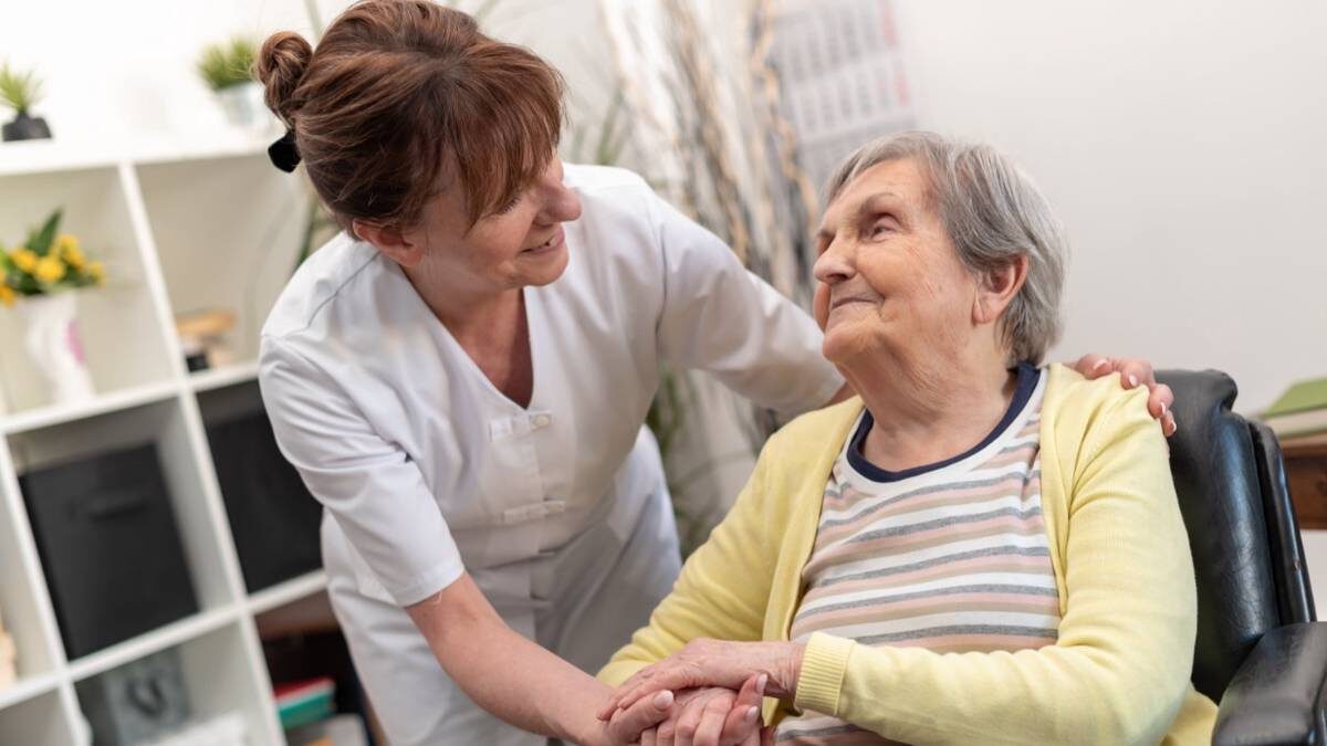    Денежные выплаты и уход по договору ренты пенсионер получает до конца своей жизни / Фото: Shutterstock