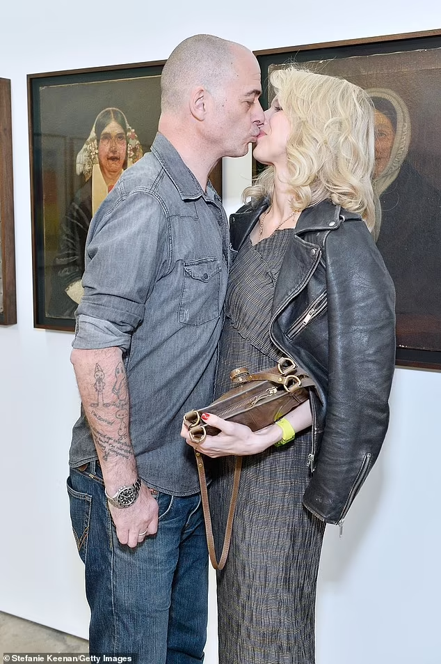 Кажется, что вдали от камер жизнь Люси не менее захватывающая: актриса попадает в заголовки газет из-за своих выходок (на фото с партнёром Диносом Чепменом в 2017 году)