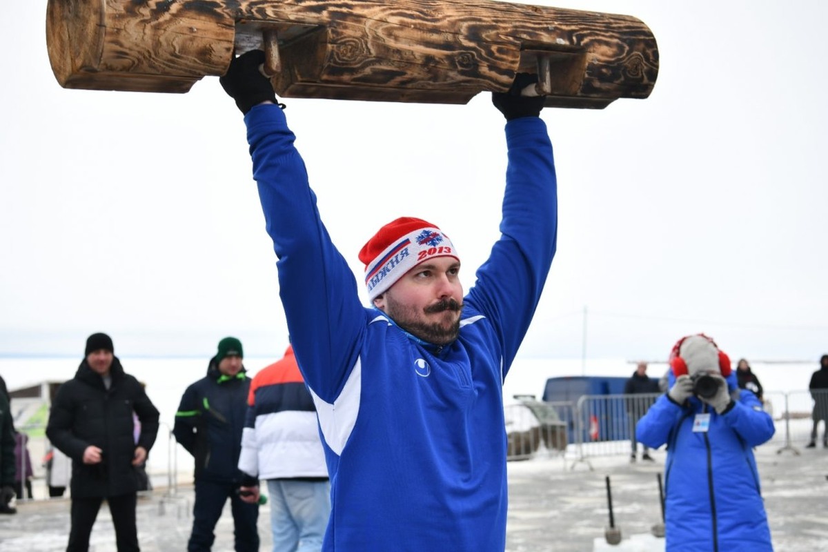    Богатыри состязались в силовых упражнениях — поднимали бревна, огромные глыбы льда и штанги. Фото: «Республика» / Лилия Кончакова