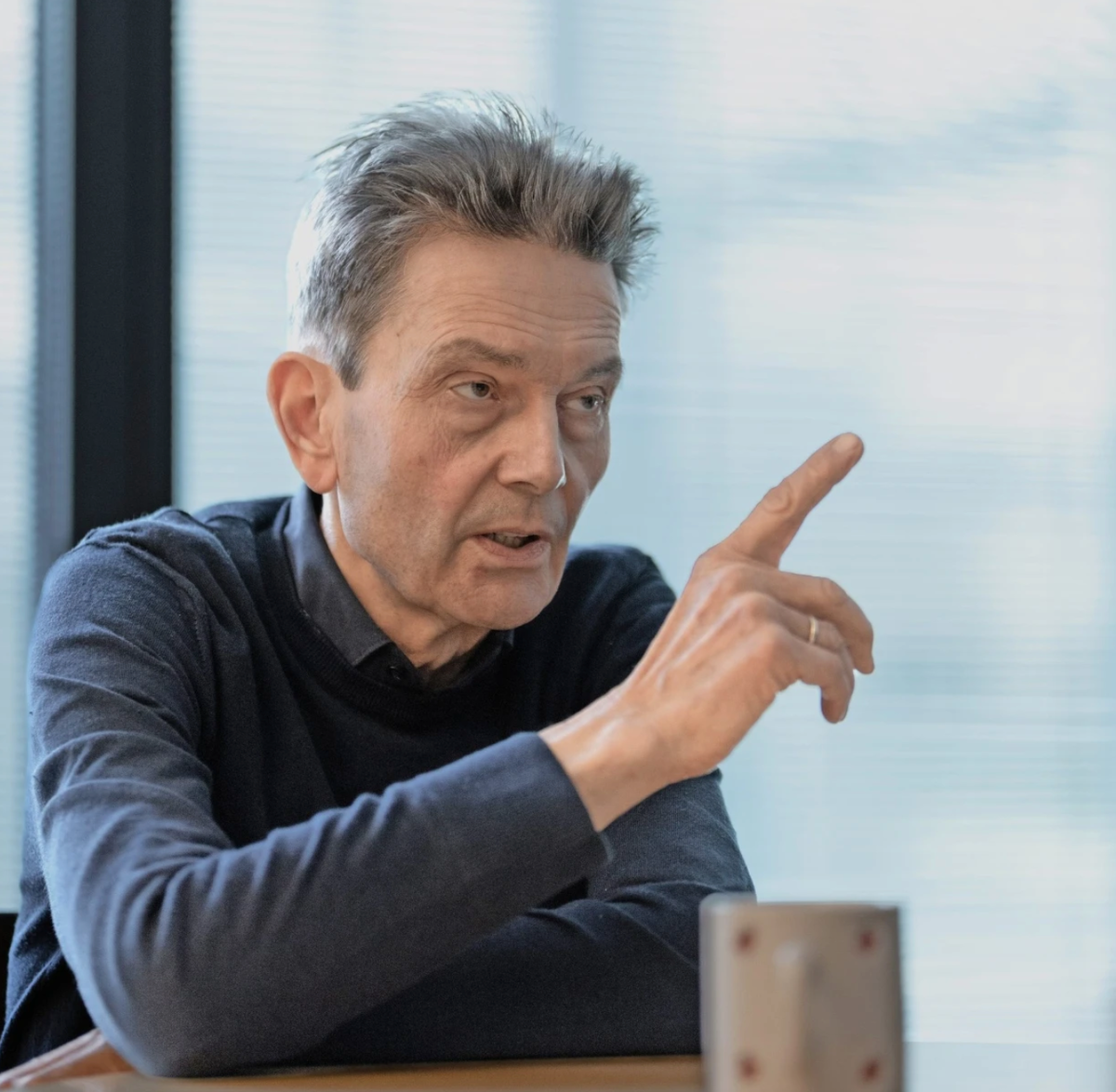 Лидер парламентской фракции СДПГ Рольф Мютцених дает интервью в своем парламентском офисе в Берлине © Andreas Pein