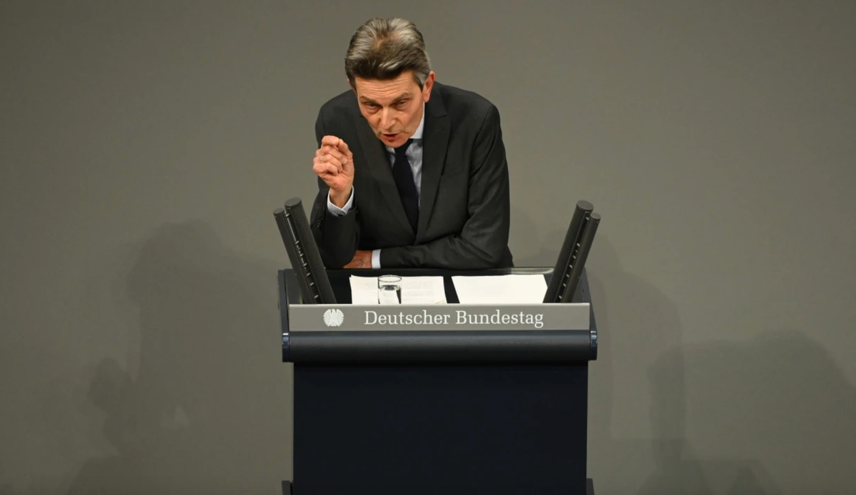 Критика ХДС/ХСС: лидер парламентской группы СДПГ Рольф Мютцених выступает в Бундестаге 31 января 2025 года во время дебатов по «Закону об ограничении притока», касающемуся миграционной политики © dpa