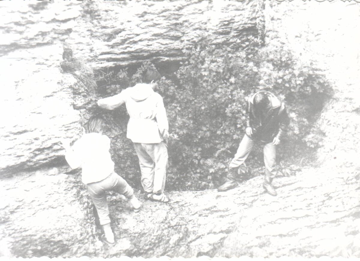 Спуск в пещеру "Трехглазка". Август 1984 года. Только что прошел дождь.