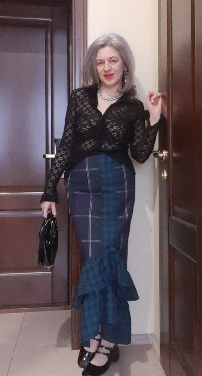 Блузка из эластичного кружева.