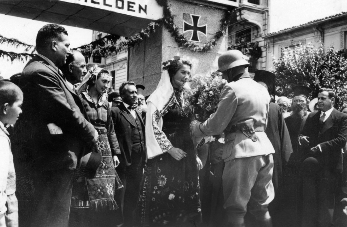 Делегация болгар города приветствует немца офицера. Март 1941