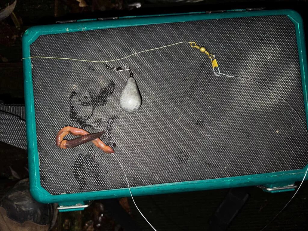 Грузило не должно скользить по течению, поэтому лучше выбрать более тяжелый размер. Сама сборка очень проста