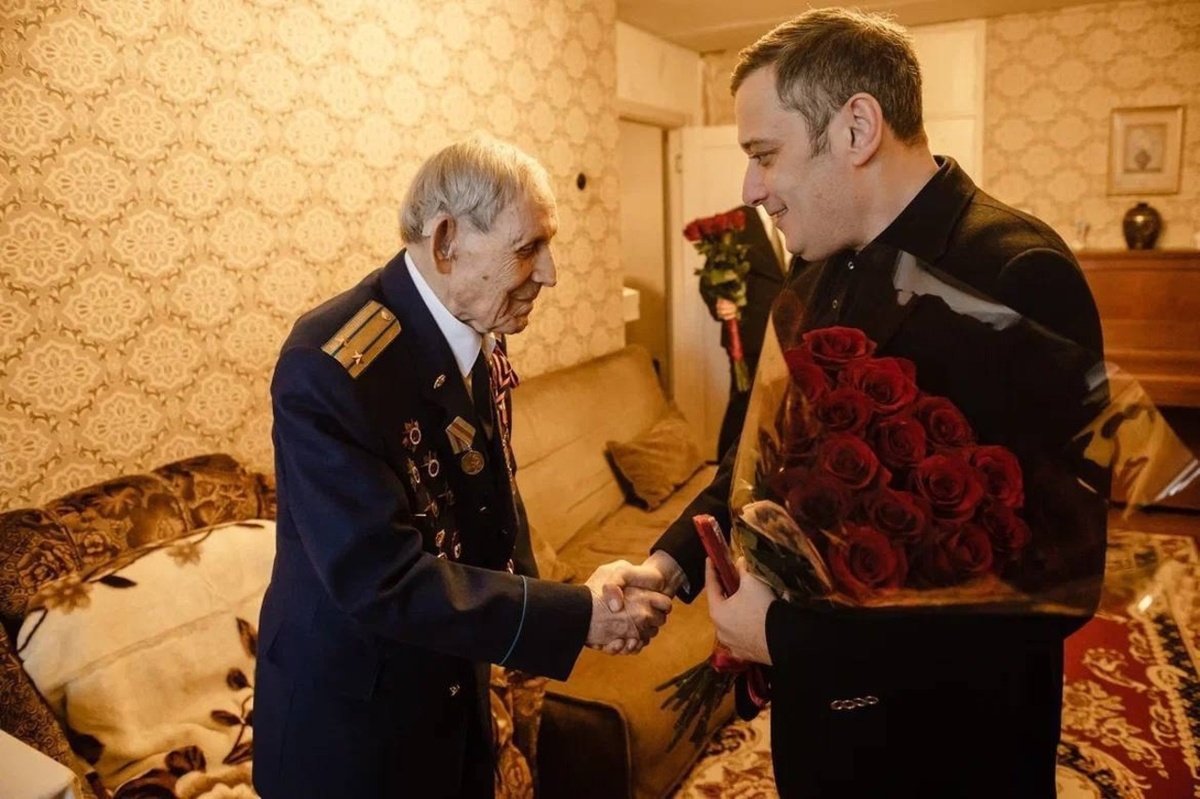    В день 82-й годовщины освобождения Курска Александр Хинштейн навестил боевого лётчика Михаила Жакова