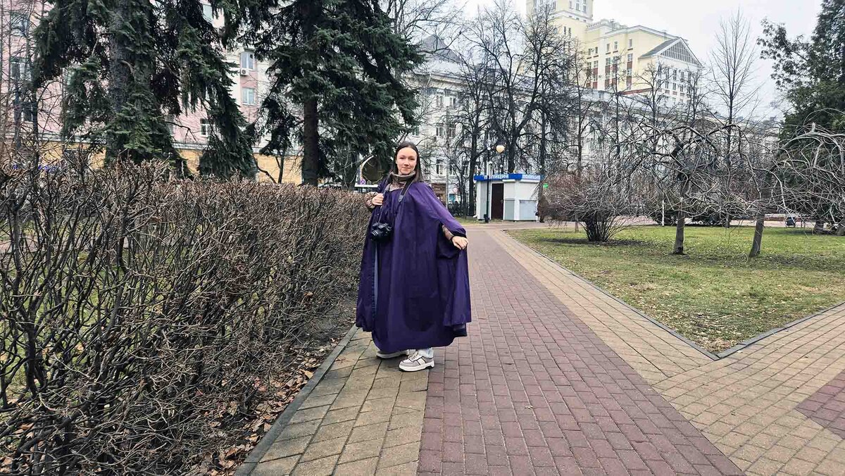 Участникам выдают яркие плащи