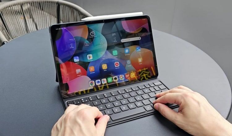    Планшет с клавиатурой способен заменить ноутбук. Фото: Nikolay Tanev