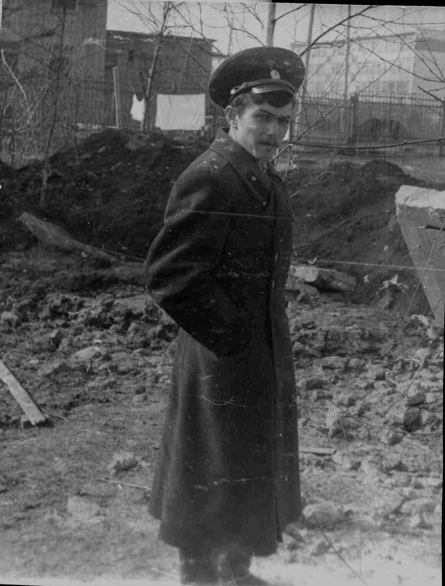 На фотографии я во время выполнения работ нашим подразделением по уборке территории в субботу в г. Химки, недалеко от дома маршала связи А.И. Белова,  ориентировочно 77 год.