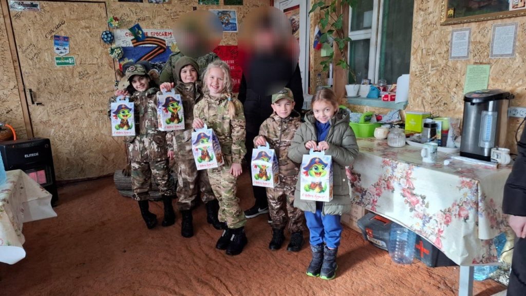    Фото юных волонтёров предоставили родители ребят.