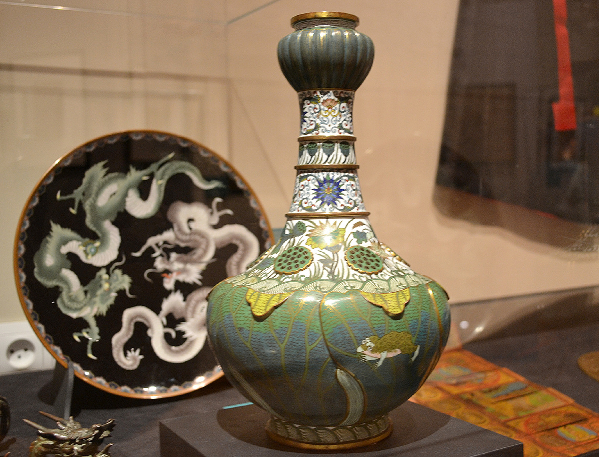 Москва. Государственный музей Востока. Сосуд "Лягушка и лотос": латунь, эмаль. Китай. Фото автора 