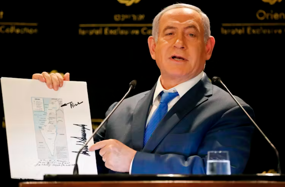 Премьер-министр Израиля Биньямин Нетаньяху показывает на карте Израиля, что Голанские высоты находятся в пределах границ государства. Томас Коэк