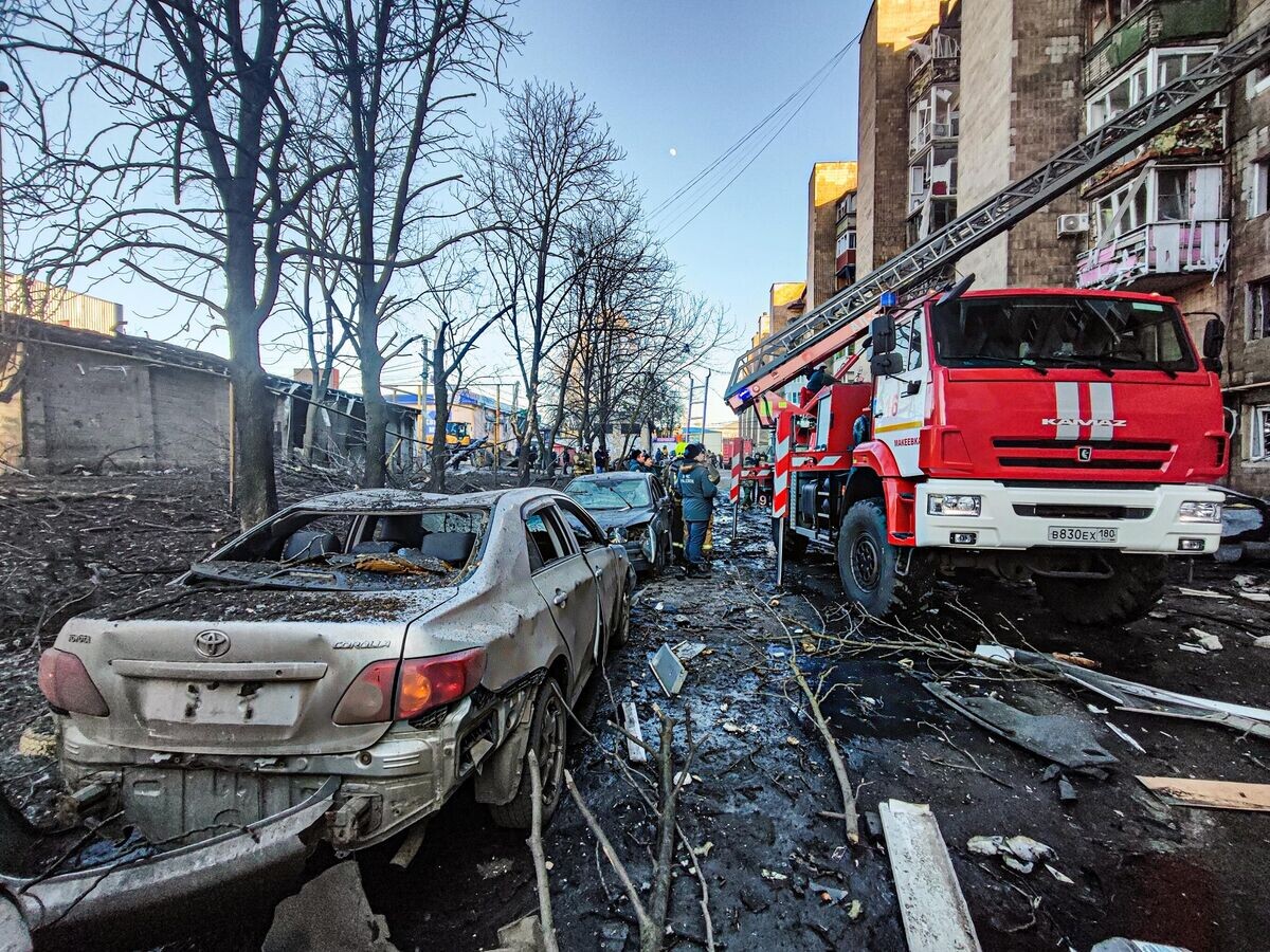    Работники МЧС на месте обстрела в Макеевке© РИА Новости / Сергей Аверин