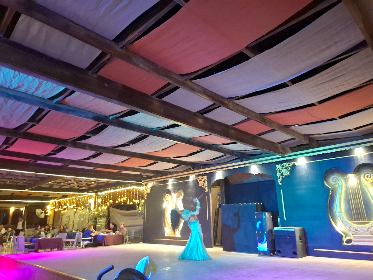 И танцовщица живота попалась симпатичная и крамсиво танцующая