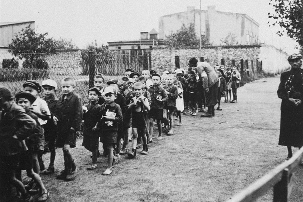Источник https://cdnstatic.rg.ru/uploads/images/181/15/10/3015154-deportacja-dzieci-z-lodzkiego.jpg