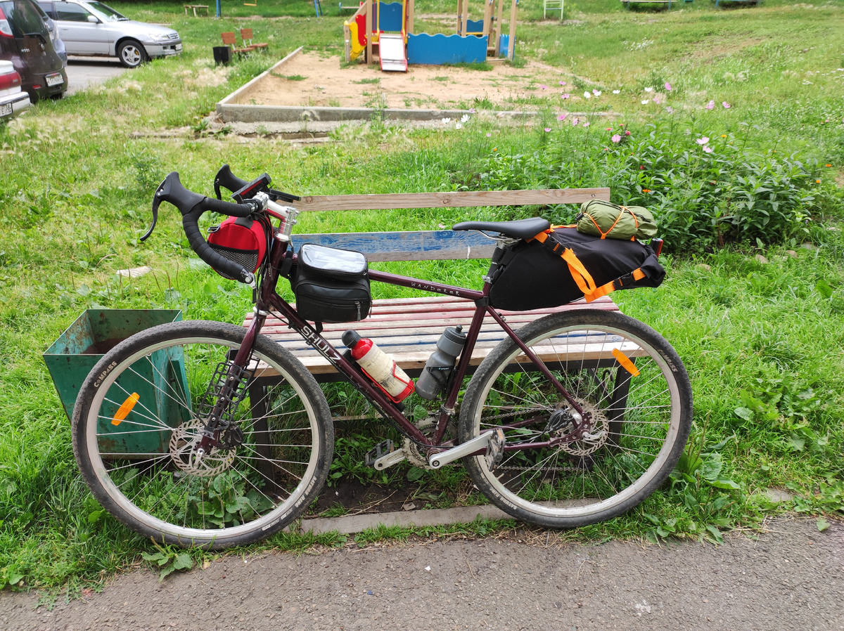 Примерно так выглядел мои первые попытки в байкпакинг :) 2022 год.