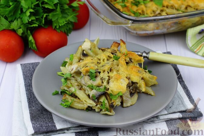 макароны, куриное филе, шампиньоны, сливки, сыр твёрдый, чеснок, соль, перец чёрный молотый, масло растительное