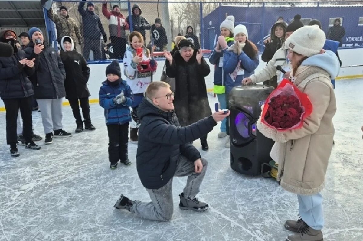    В Магнитогорске парень сделал предложение на матче по хоккею в валенках