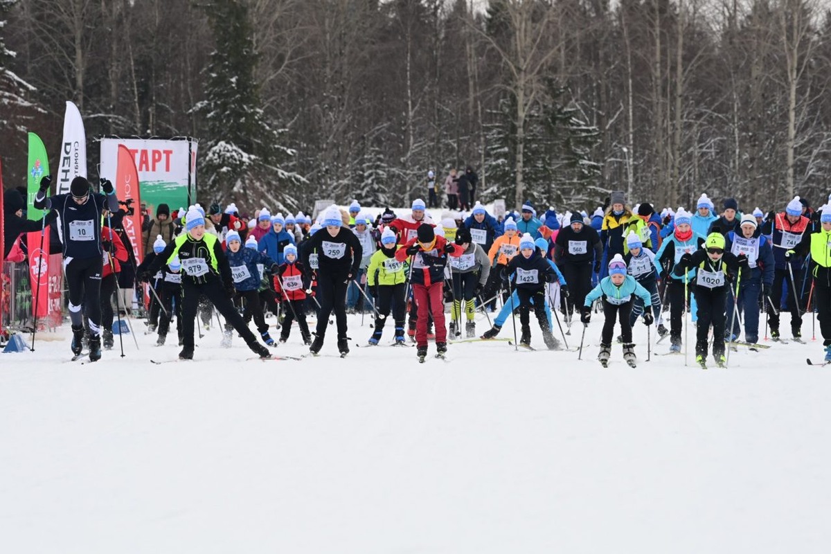    В массовой гонке «Лыжня России - 2025» в Петрозаводске приняло участие более 2 тысяч человек. Фото: "Республика"/Сергей Юдин