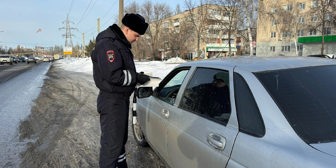 Правильные действия водителя с похмелья, если инспектор ДПС просит продуть в трубочку