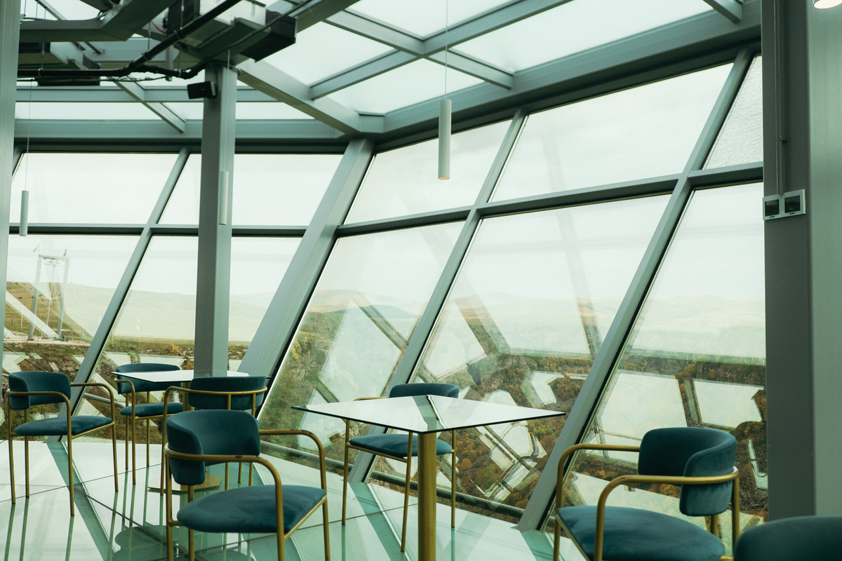 Так выглядит кафе внутри стеклянного алмаза