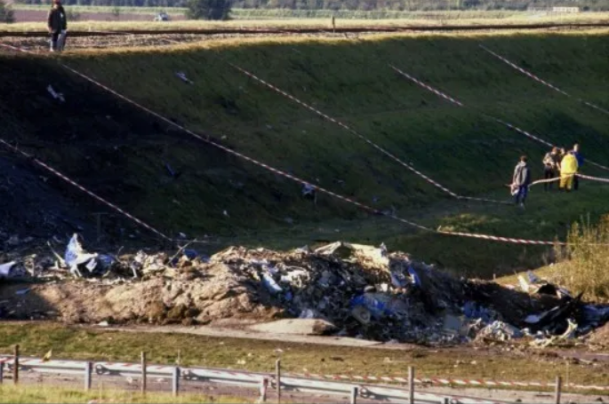 Обломки Fokker F-28 лежат в кратере, образовавшемся в результате жестокого столкновения. Источник изображения: C. Малдер