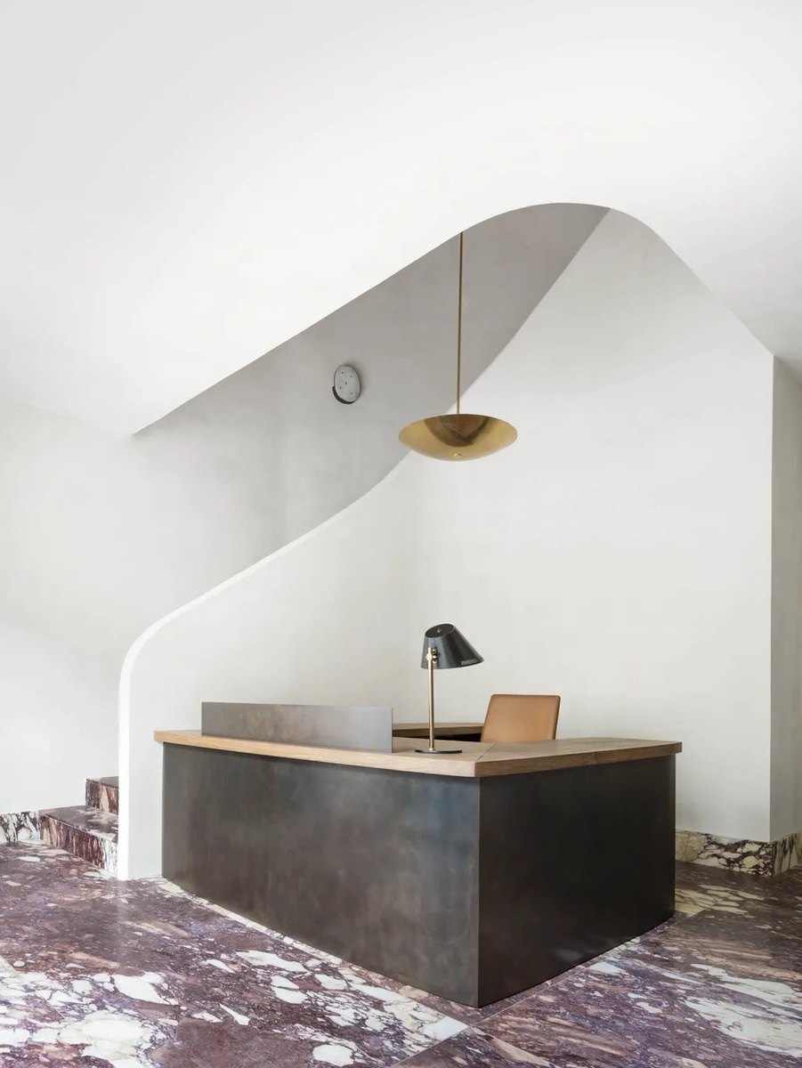 Выставочный зал Vignobles Austruy, Париж, с изготовленным на заказ столом и освещением от Арне Якобсена для Fritz Hansen и Paavo Tynell.