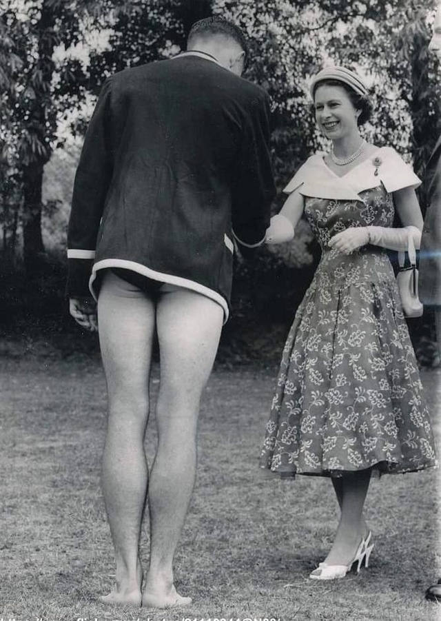 Елизавета II пожимает руку капитану сборной по плаванию Д.Г. Оуэну, 1957 год