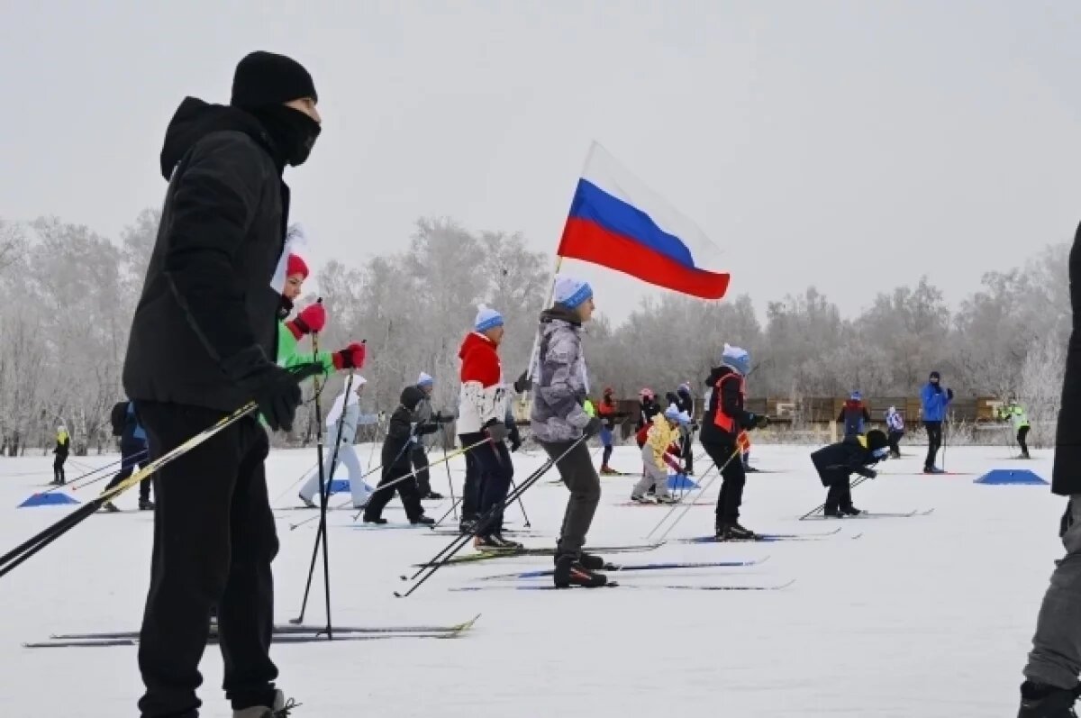    В Омске дистанцию Лыжни России с флагом РФ преодолел участник СВО