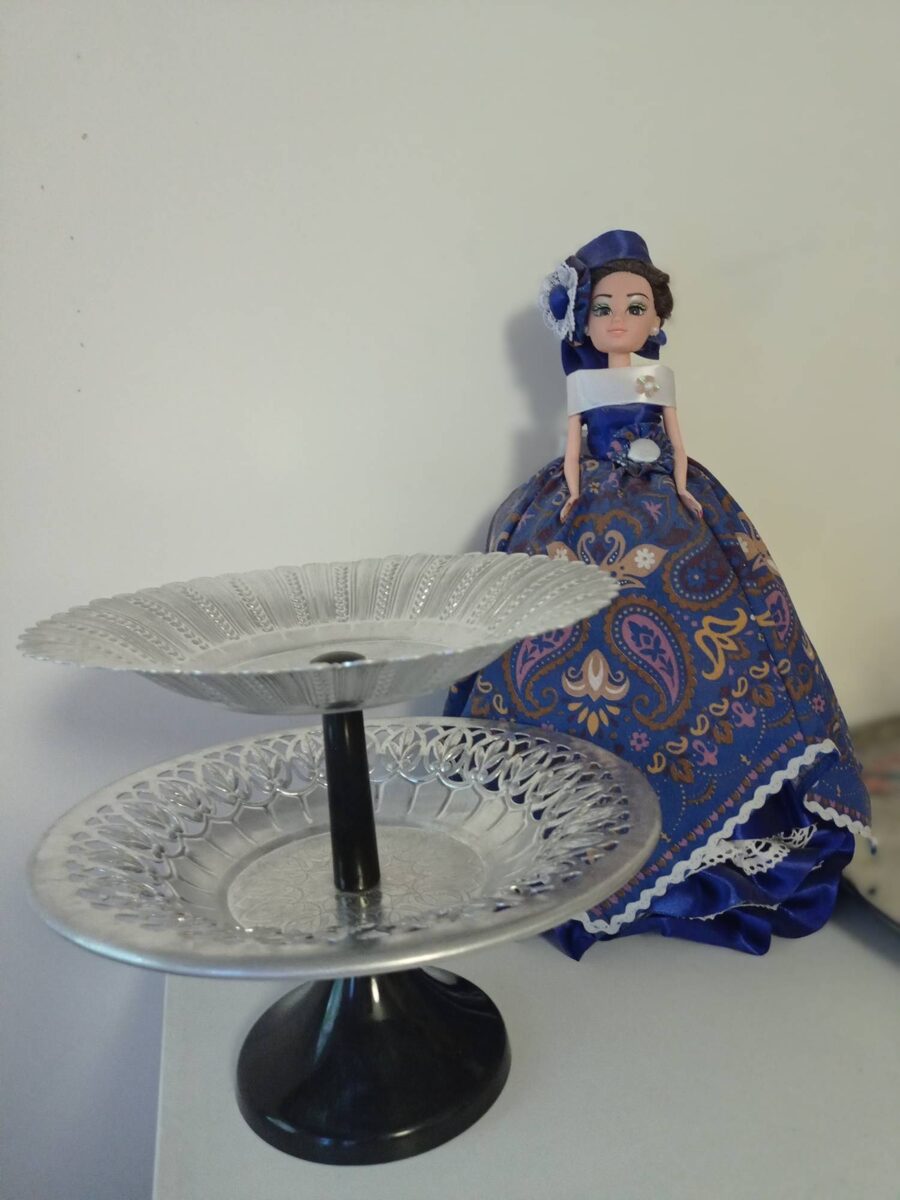 Отчищено и вымыто. Рядом ...хм...бабой-то назвать нельзя - назовём "принцесса на чайник".