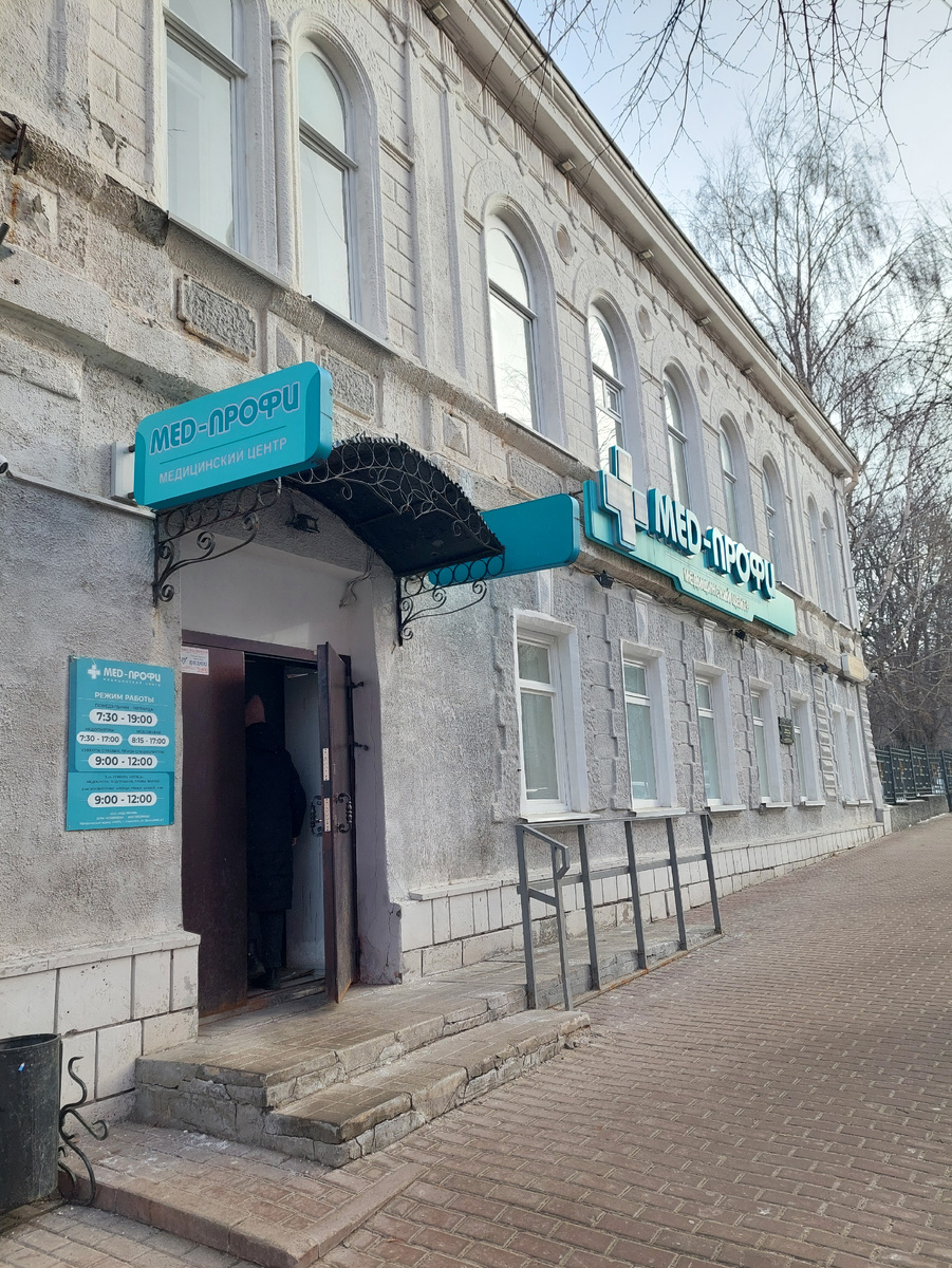 Памятник архитектуры  регионального значения . Доходный дом к-ов Степановых , построен в 1867-1869гг