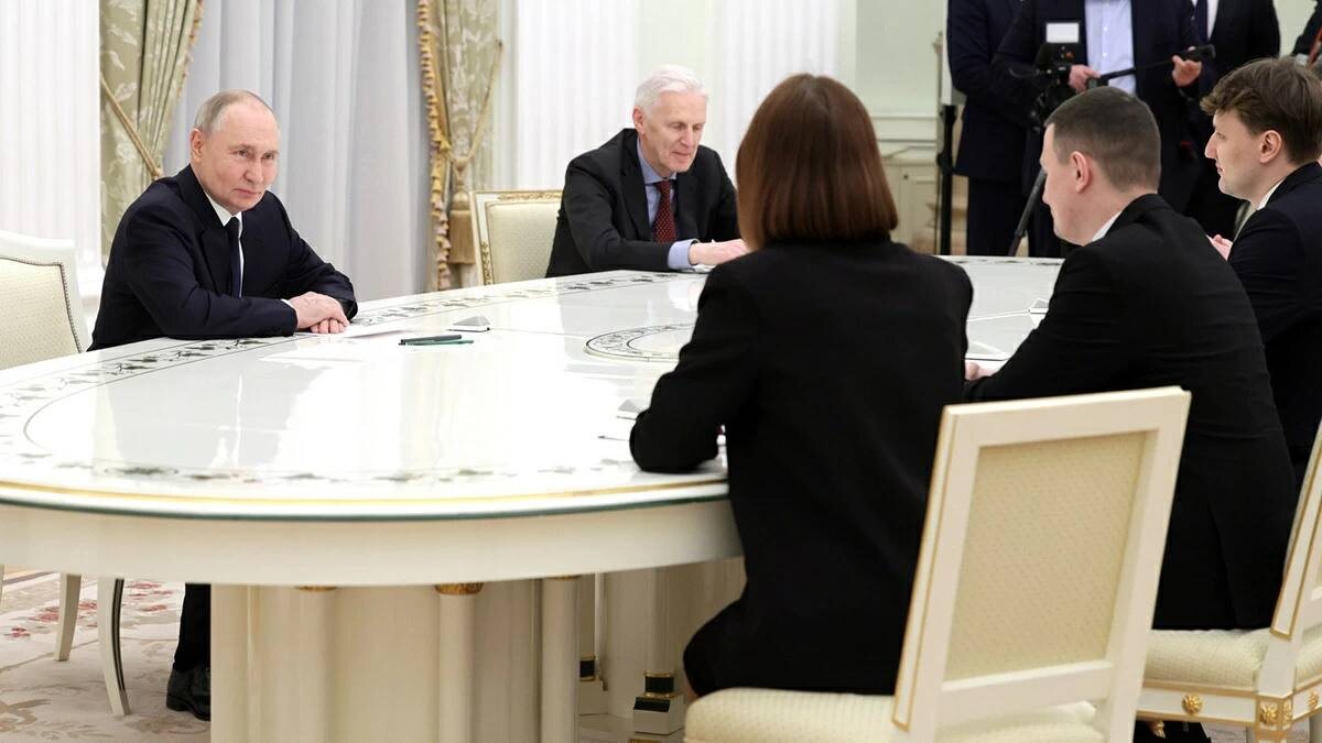 на фото: Владимир Путин встречается в Кремле с молодыми учеными/ пресс-служба Президента России