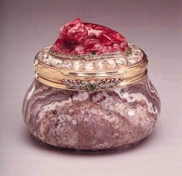 Шкатулка Фаберже из аметиста с золотой крышечкой с рубином. Инкрустация золотом, алмазами, изумрудом. Работа уральских мастеров. Коллекция Юсуповых. Музей Хиллвуд, Вашингтон