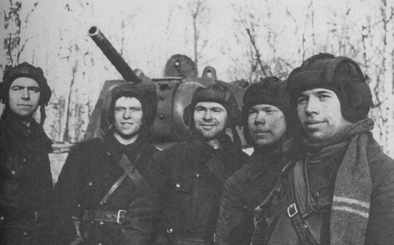 Экипаж танка КВ-1 лейтенанта Н.Киндера у своей боевой машины. Западный фронт ноябрь 1941 года.
