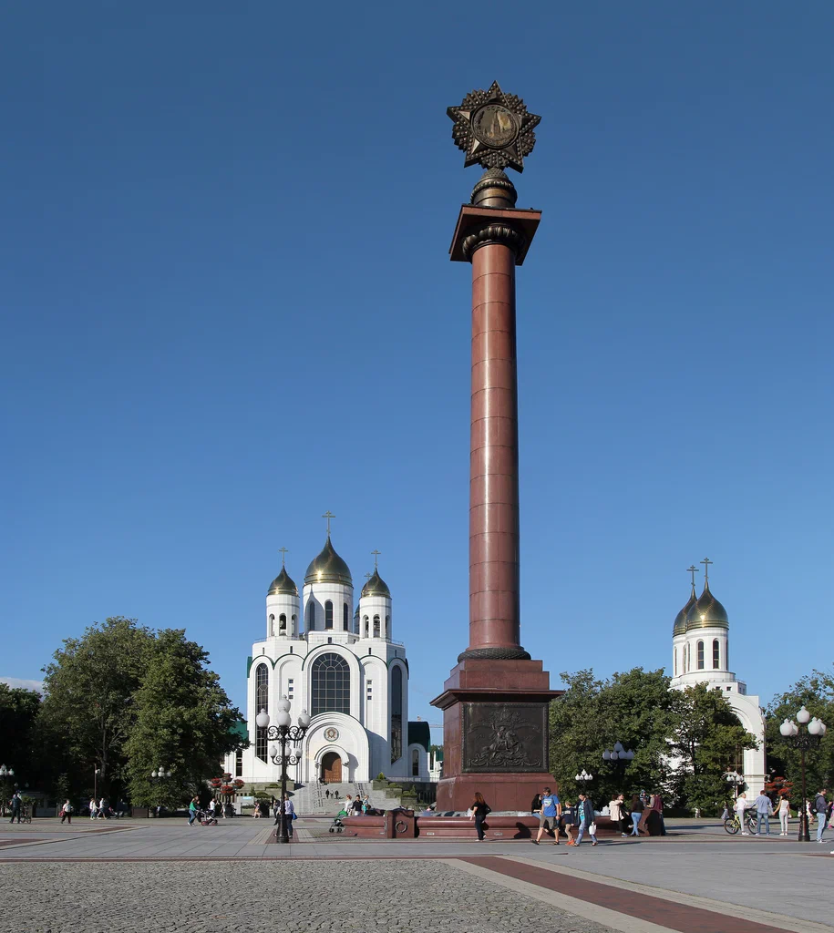 Отдельного памятника героям ВОВ на Площади Победы нет, всё на стелле (она была упомянута)...