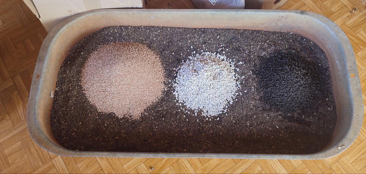 В хорошо просеянный грунт, я добавила вермикулит, циолит и гранулированное органическое удобрение