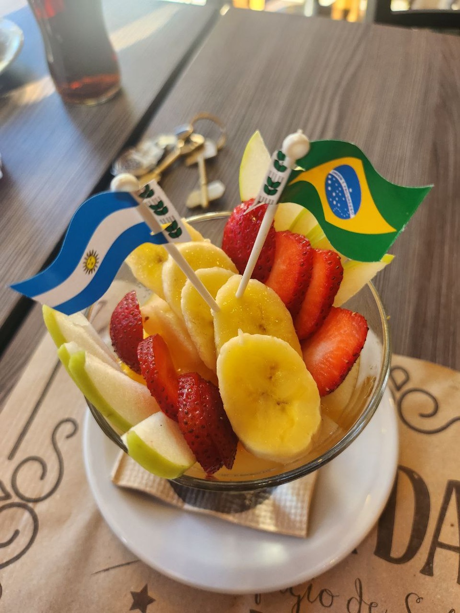 фруктовый салат знает, что мы полетим из Аргентины в Бразилию