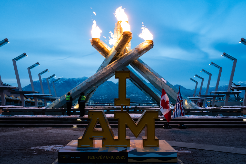 В честь Игр на площади Джека Пула в Ванкувере зажжен огонь. Изображение РА