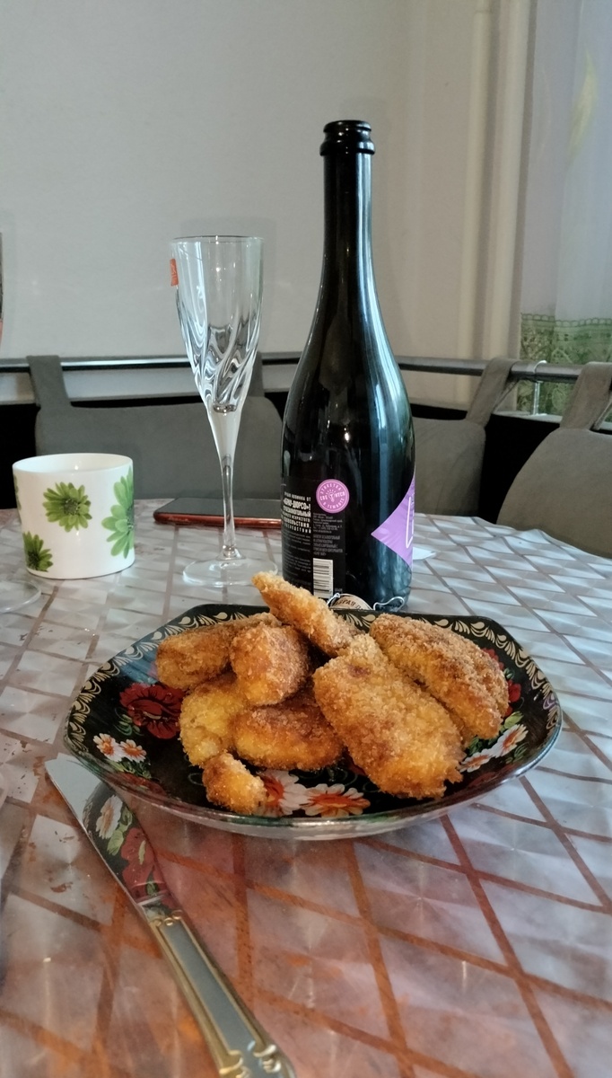 Фото сделано в гостях у подруги. Не виделись почти 10 лет и нет повода не выпить!🥂 На столе бутылка безалкогольного шампанского