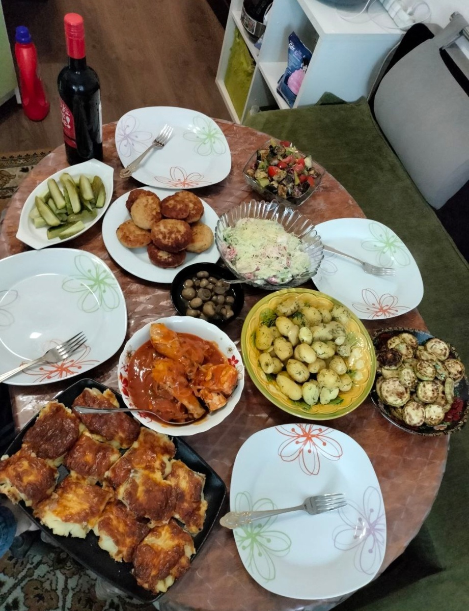 В гостях у подруги в 2023г. На столе бутылка безалкогольного вина. Фото дочери для превью 