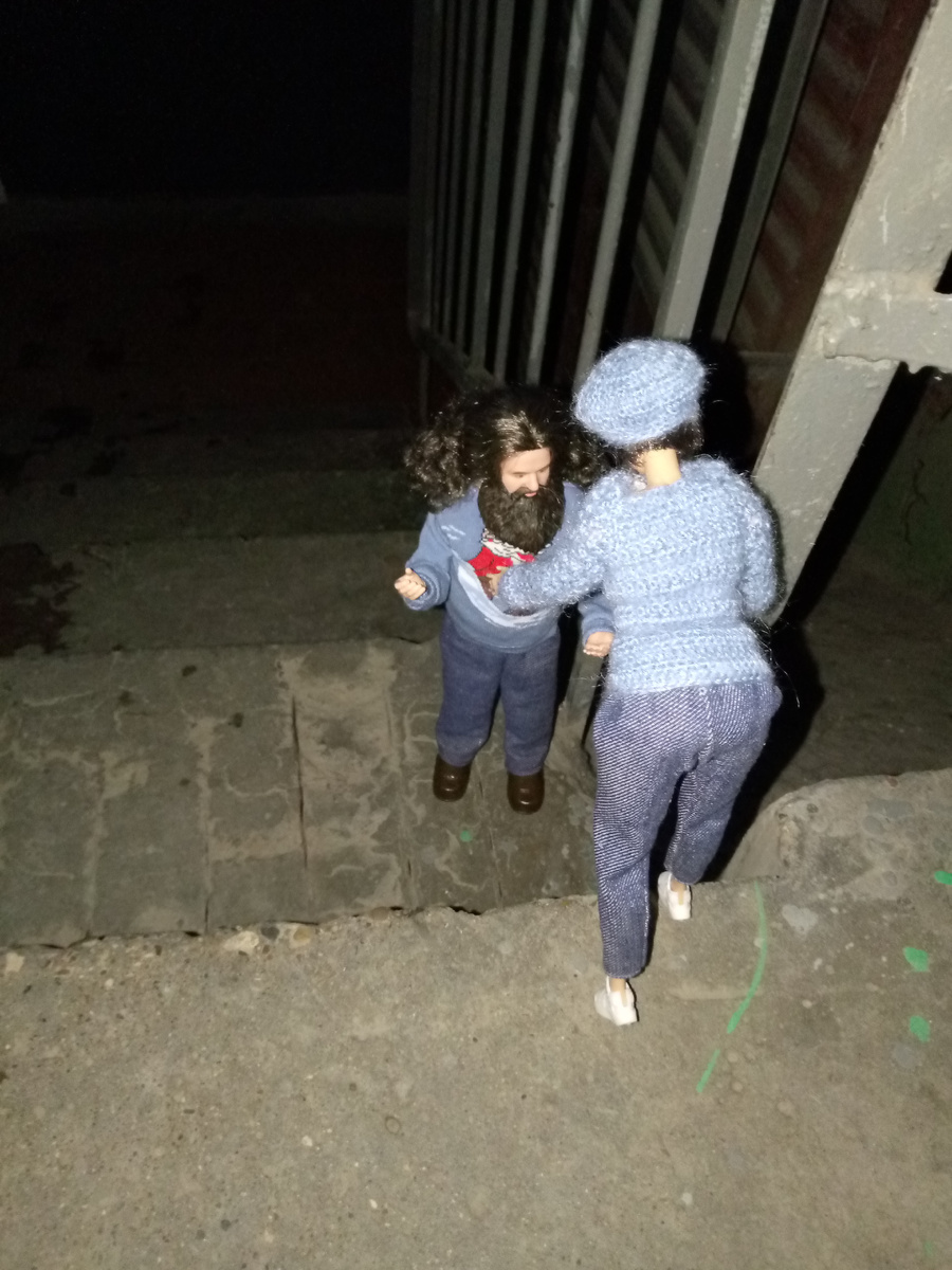 Впечатление, будто это спуск в какой-нибудь подземный ход или лабиринт.