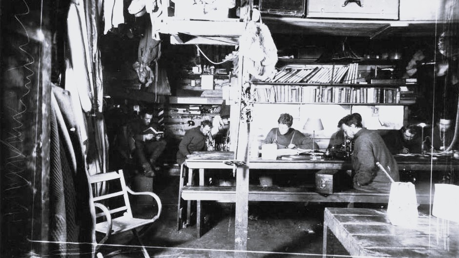 Участники экспедиции в жилой хижине в заливе Содружества, 8 июня 1912 г.