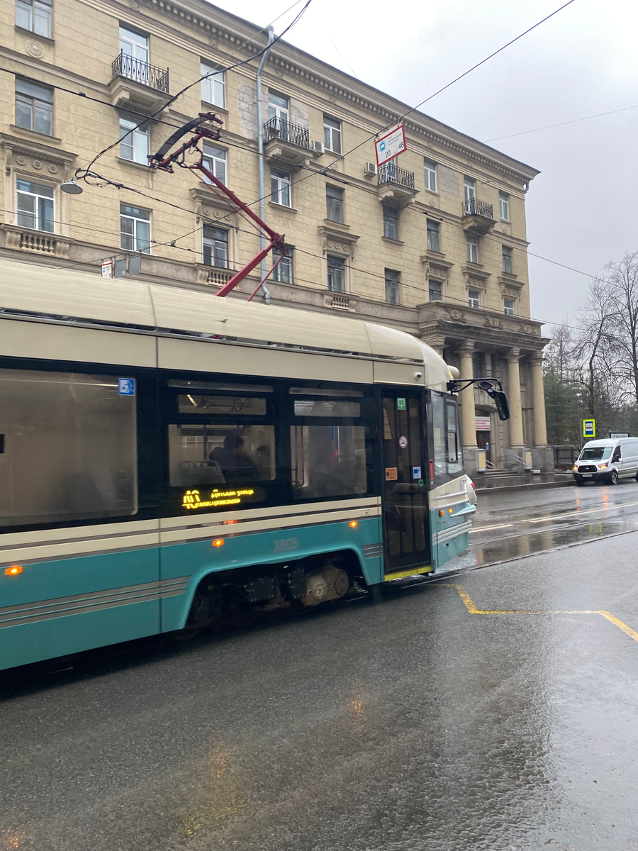 Трамвай "Довлатов" в Петербурге. С новым 2025 годом, дамы и господа.