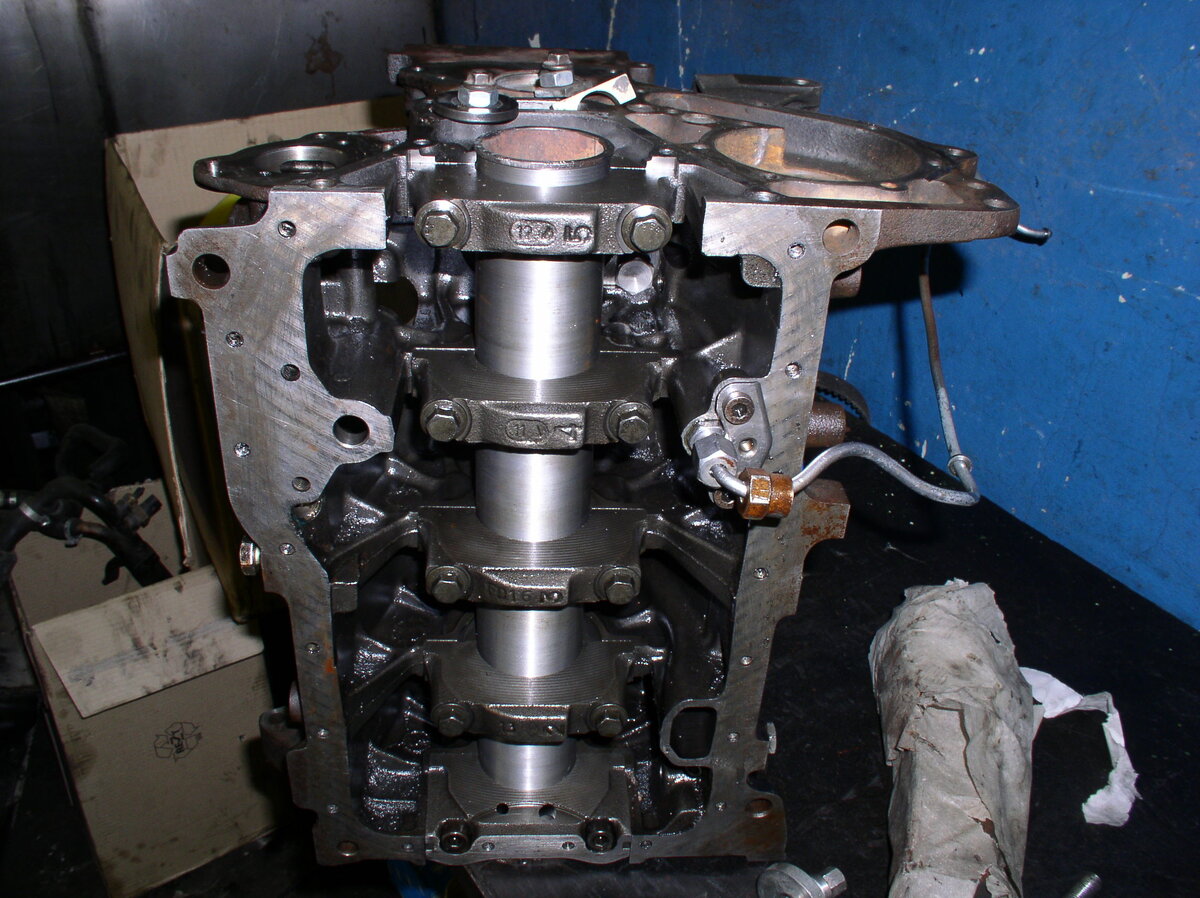 Блок цилиндров с установленными заглушками. Керосин подается в  блок по стальной трубке.