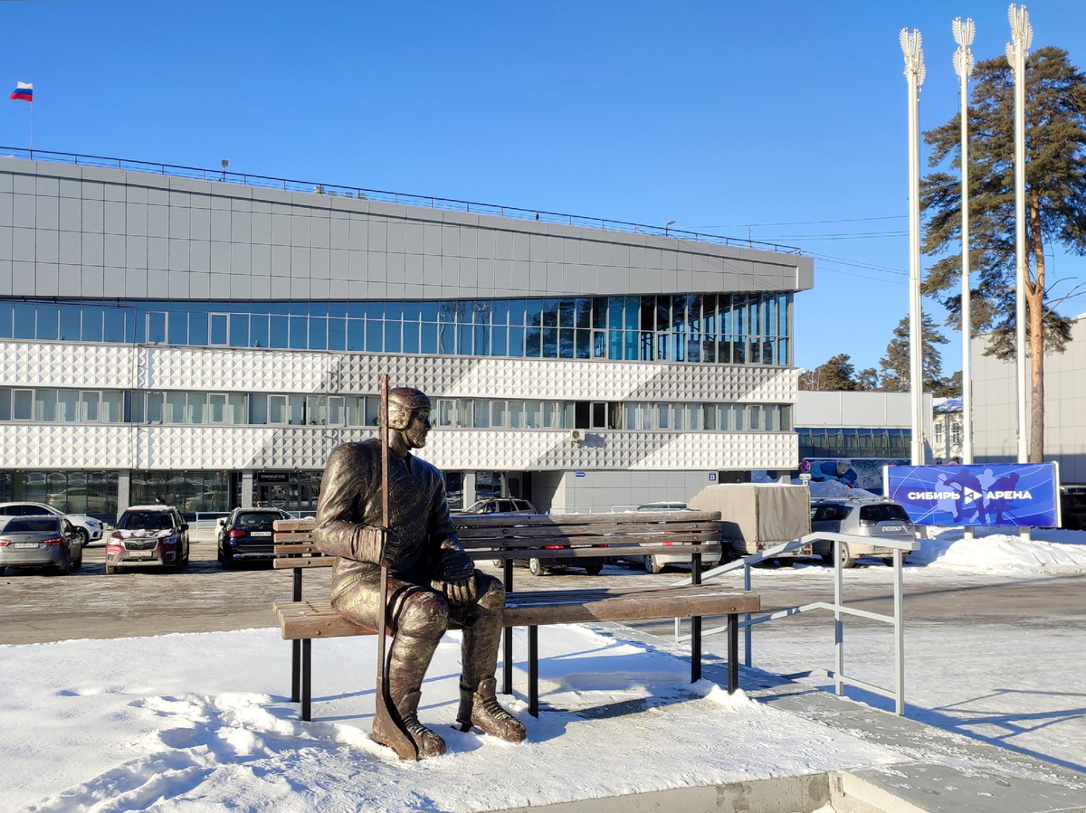 Перед зданием дворца сидит хоккеист на скамейке запасных ☺️